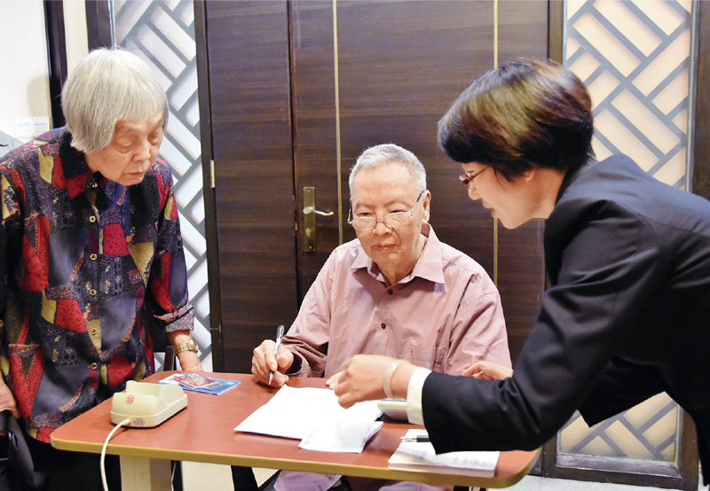 2017年3月21日，卢永根、徐雪宾夫妇二人签字捐赠880余万元。（华南农业大学供图）.jpg