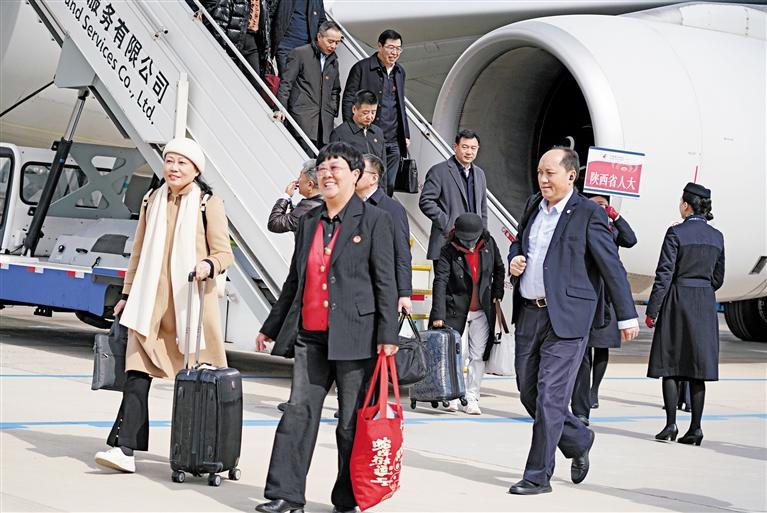 三月三日，出席十四届全国人大三次会议的在陕全国人大代表和出席全国政协十四届三次会议的住陕全国政协委员抵达北京。图为在陕全国人大代表走下飞机。 本报记者 王姿颐摄.jpg