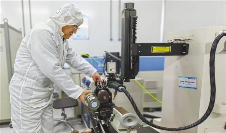 西安光机所研究员田进寿在实验室检查设备（资料照片）。.jpg
